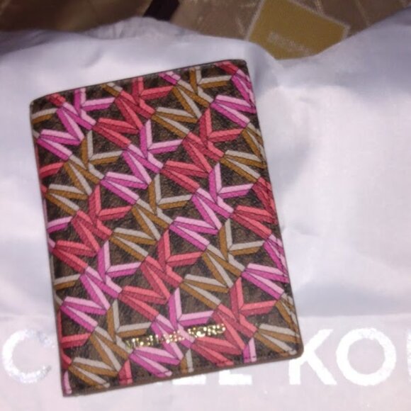 MICHAEL Michael Kors Logo Bedford Medium Travel Passport Wallet - Picture 3 of 5